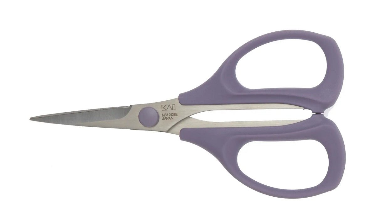 Kai 4 1/2" Serrated Blade Patchwork Scissors - Quality Sewing & Vacuum